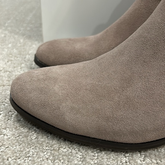 Blondo Sadie Waterproof Bootie. Size 8.5. Mushroom Suede. *good condition* - Picture 14 of 15